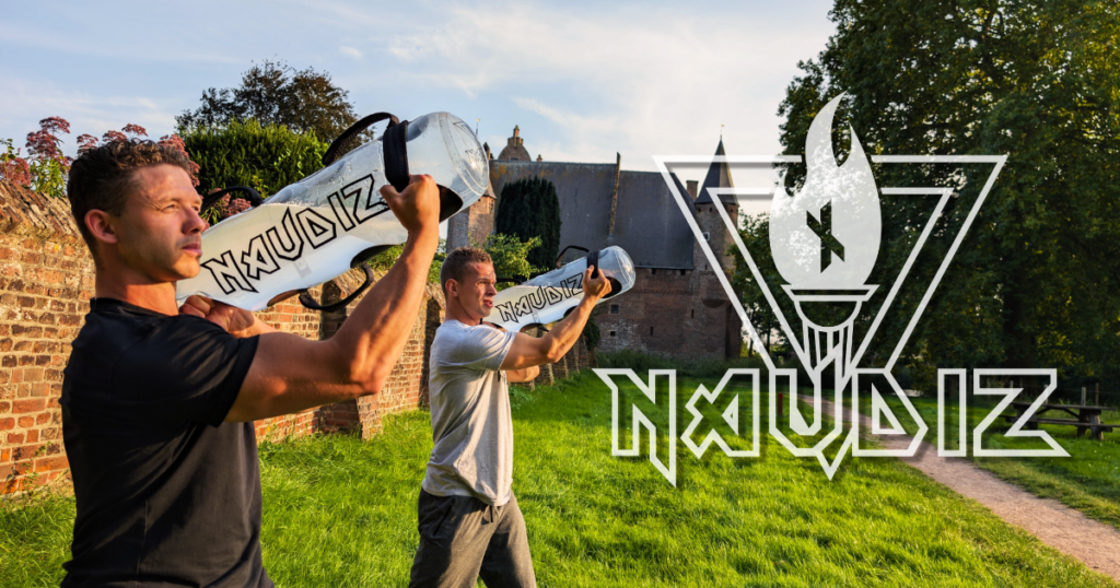 Twee sporters doen een bazooka swing met de naudiz aqua powerbag