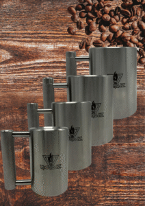 Logte mokken 4&ndash;10 kg &ndash; heavy mugs op houten achtergrond met koffiebonen