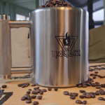 Logte heavy mug 15kg van Naudiz op houten plyobox met koffiebonen