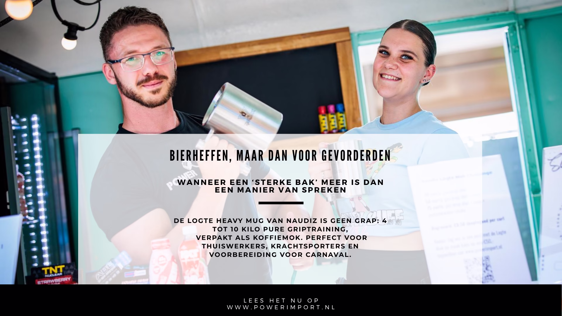 Twee lachende mensen houden elk een Logte Heavy Mug vast bij een sportdrankbar, met op de achtergrond Power Import producten.