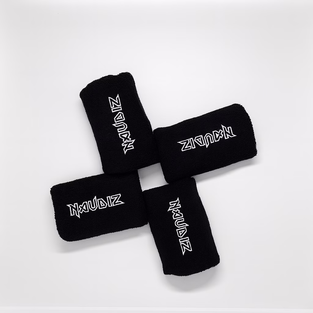 Vier Naudiz kettlebell polsbeschermers in een symmetrische lay-out op witte achtergrond.