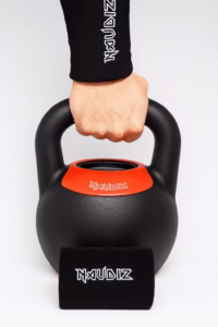 Naudiz polsbeschermer om de arm tijdens het vasthouden van een kettlebell.