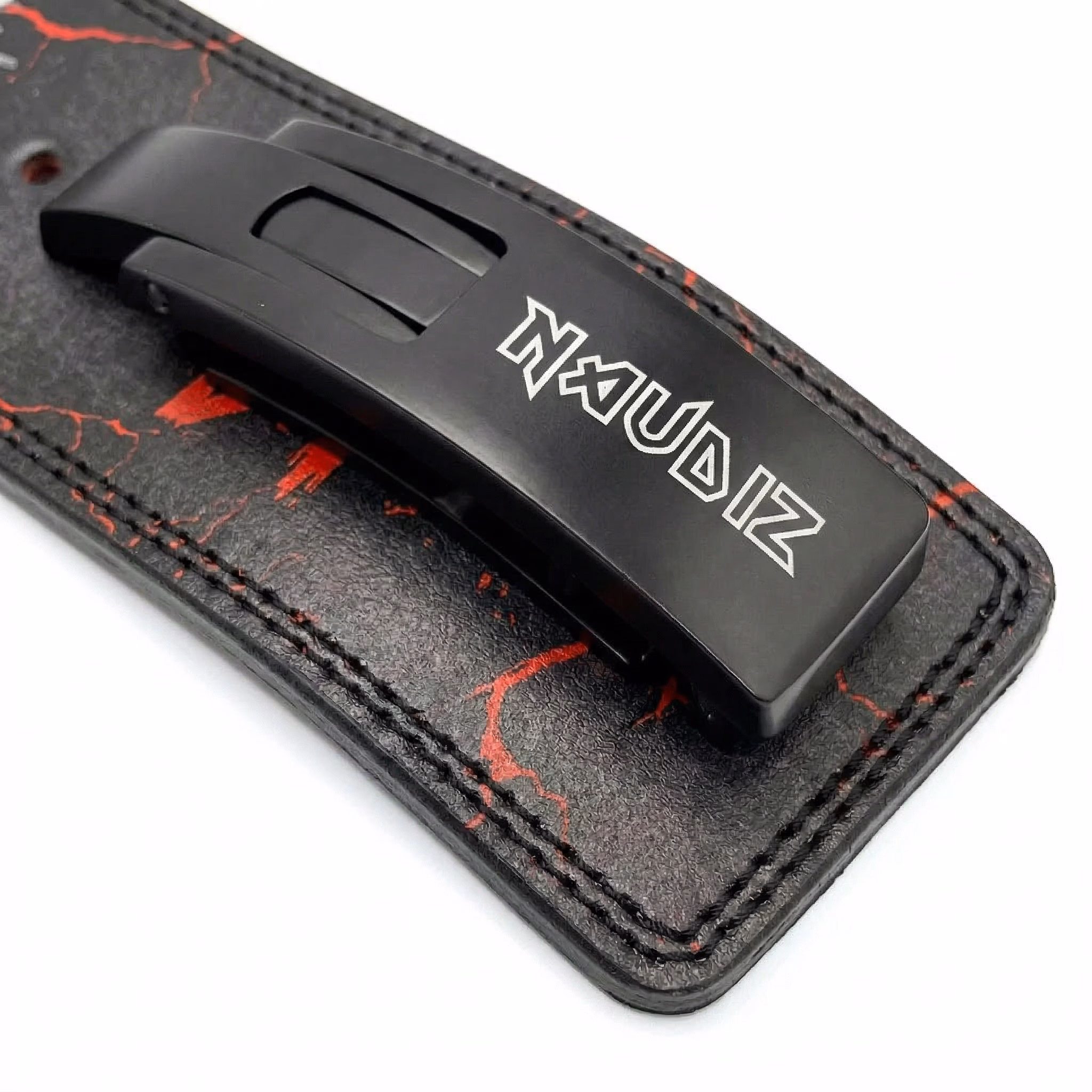 Naudiz - Berserk - Brand of Sacrifice - Lever Belt 10MM – Berserk Gewichthefriem Naudiz Brand of Sacrifice lever belt close-up van zwarte lever buckle