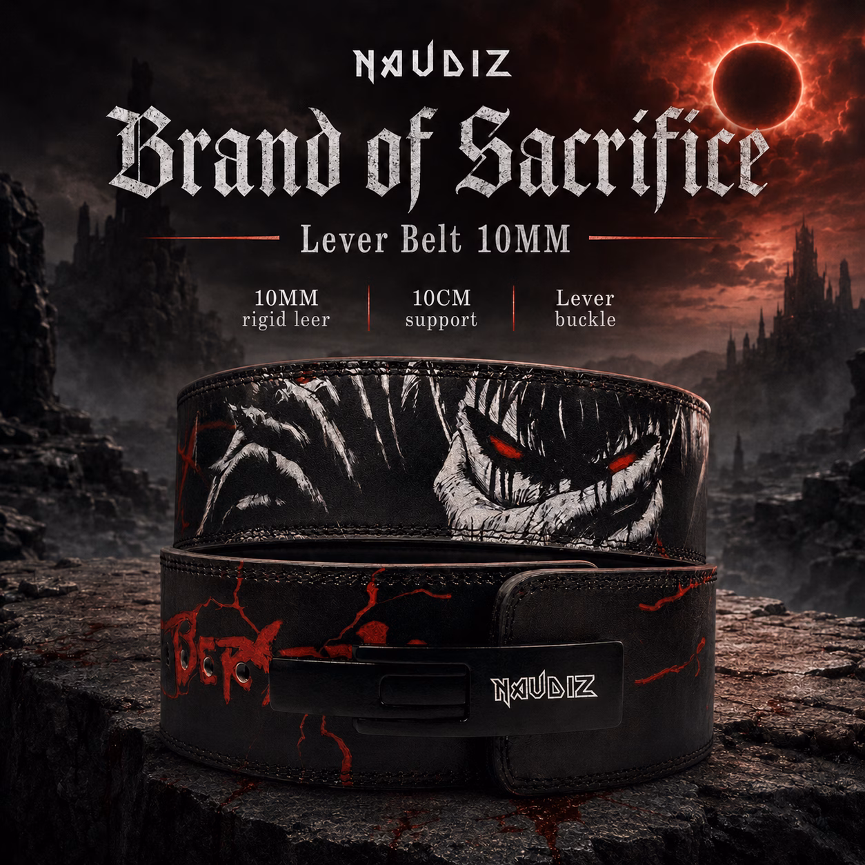Naudiz - Berserk - Brand of Sacrifice - Lever Belt 10MM – Berserk Gewichthefriem Naudiz Brand of Sacrifice lever belt 10 mm met zwart-rood Berserk geïnspireerd design, lever buckle en gothic uitstraling.