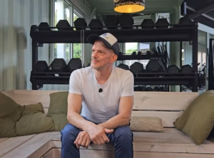 Chris tijdens zijn interview over krachttraining, ouder worden en fit blijven