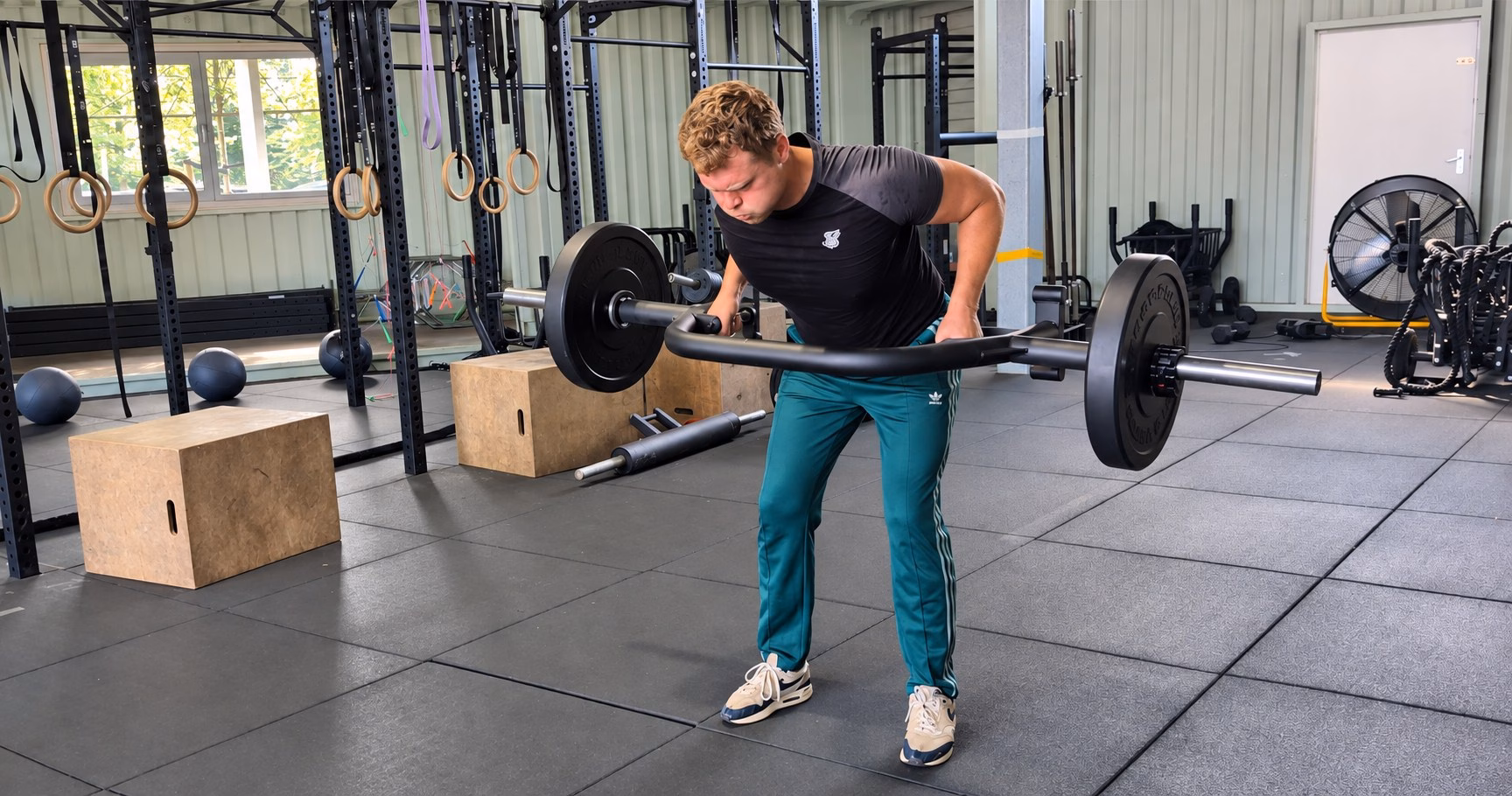 Jay (32): van trainingsplateau naar nieuwe persoonlijke records Jay voert een voorovergebogen row uit met een hex bar bij Naudiz.